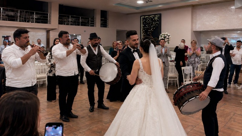 Repertuvarımız: Halay, Roman Havası, Zeybek ve Yöresel Ezgiler